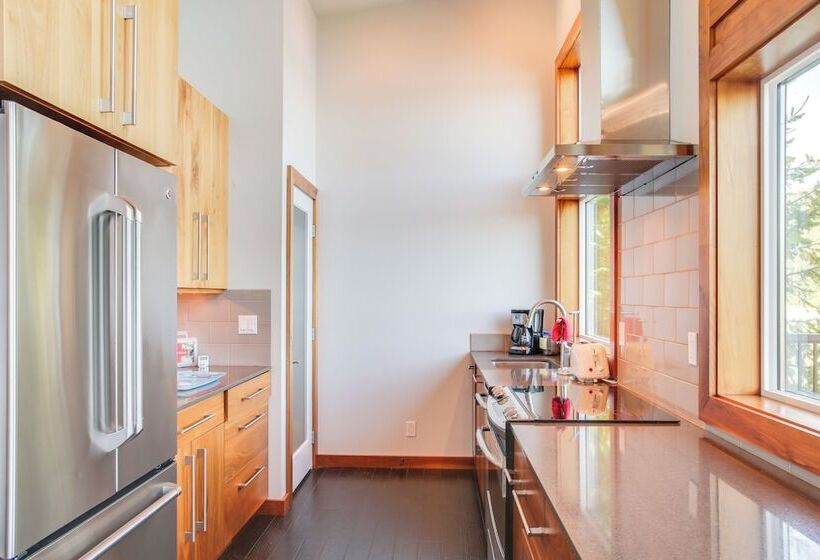 Beautiful Lake Coeur D Alene Retreat: Deck & View!