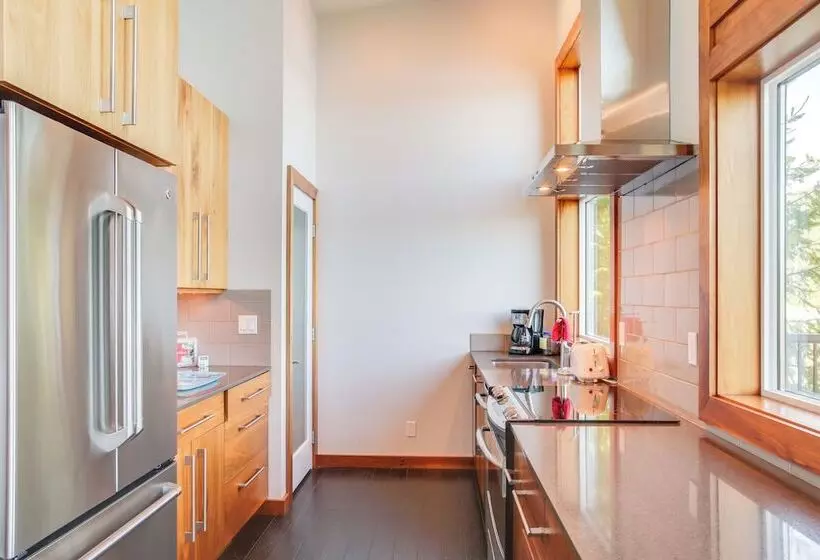 Beautiful Lake Coeur D Alene Retreat: Deck & View!