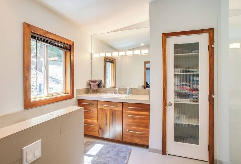 Beautiful Lake Coeur D Alene Retreat: Deck & View!