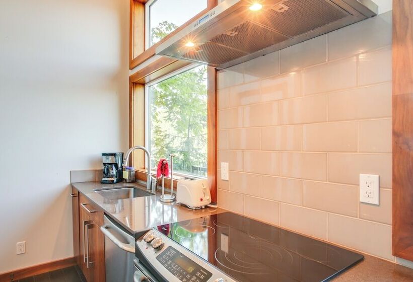 Beautiful Lake Coeur D Alene Retreat: Deck & View!