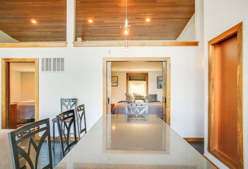 Beautiful Lake Coeur D Alene Retreat: Deck & View!