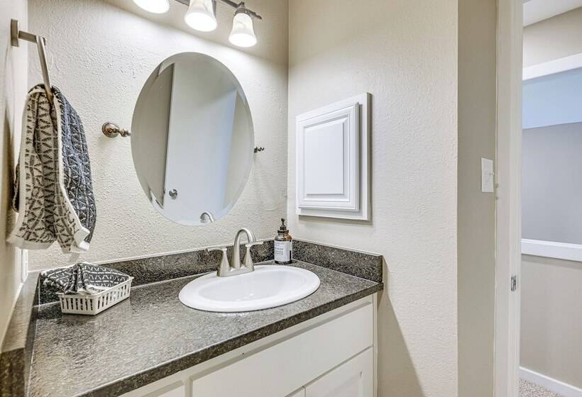 Bryan Home W/ Yard & Deck ~ 4 Mi To Aggieland