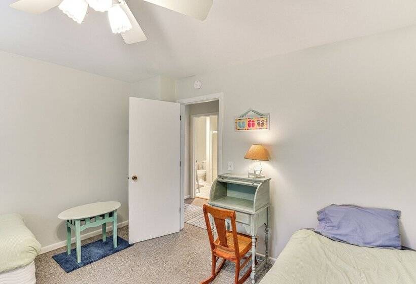 Charming Union Pier Home W/ Deck: Half Mi To Beach