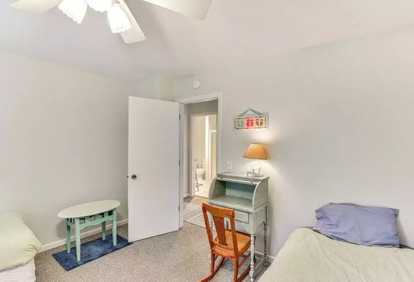 Charming Union Pier Home W/ Deck: Half Mi To Beach