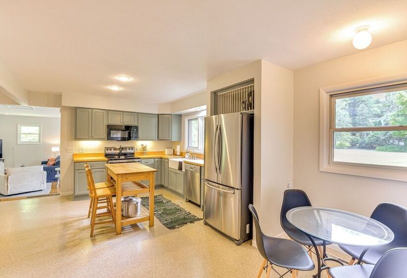 Charming Union Pier Home W/ Deck: Half Mi To Beach