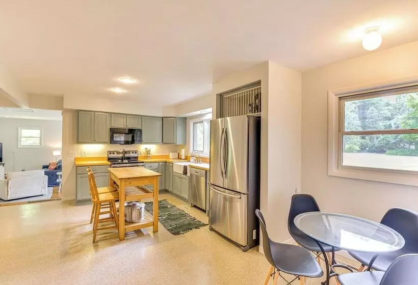 Charming Union Pier Home W/ Deck: Half Mi To Beach