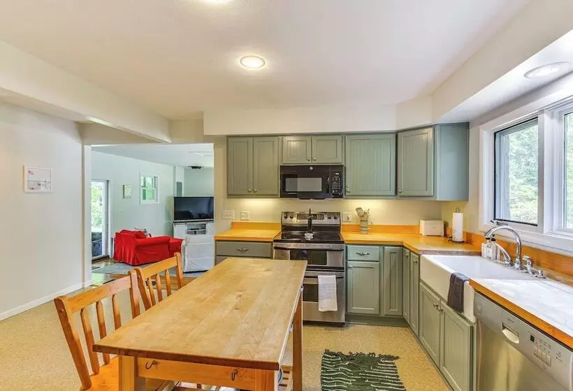 Charming Union Pier Home W/ Deck: Half Mi To Beach