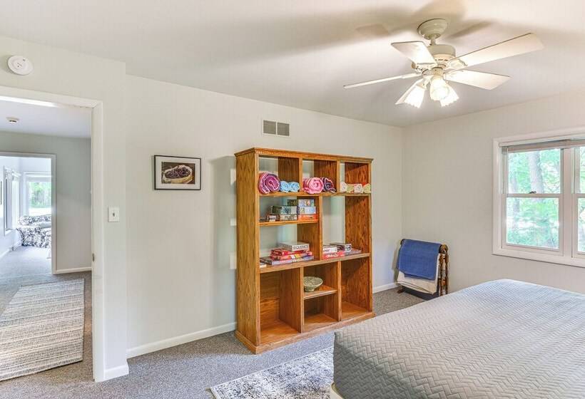 Charming Union Pier Home W/ Deck: Half Mi To Beach