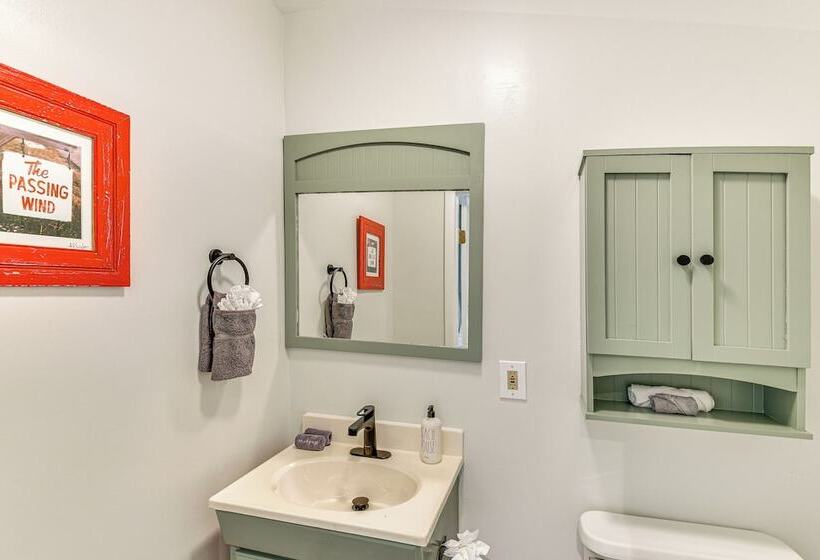 Charming Union Pier Home W/ Deck: Half Mi To Beach