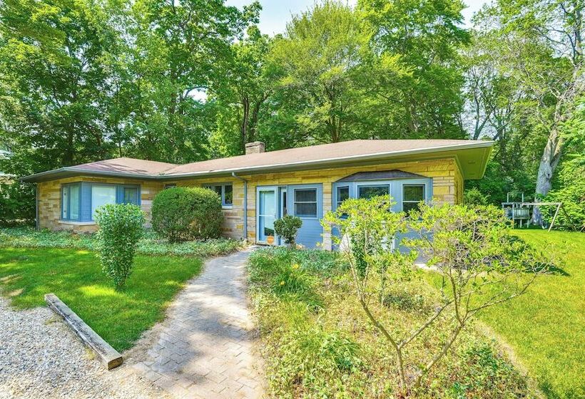 Charming Union Pier Home W/ Deck: Half Mi To Beach