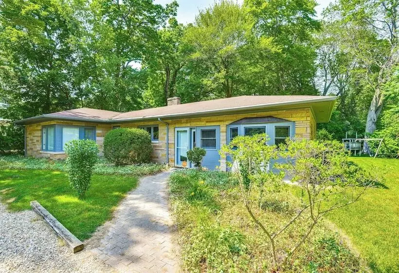 Charming Union Pier Home W/ Deck: Half Mi To Beach