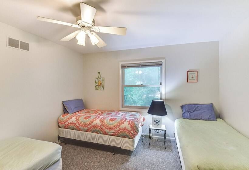 Charming Union Pier Home W/ Deck: Half Mi To Beach