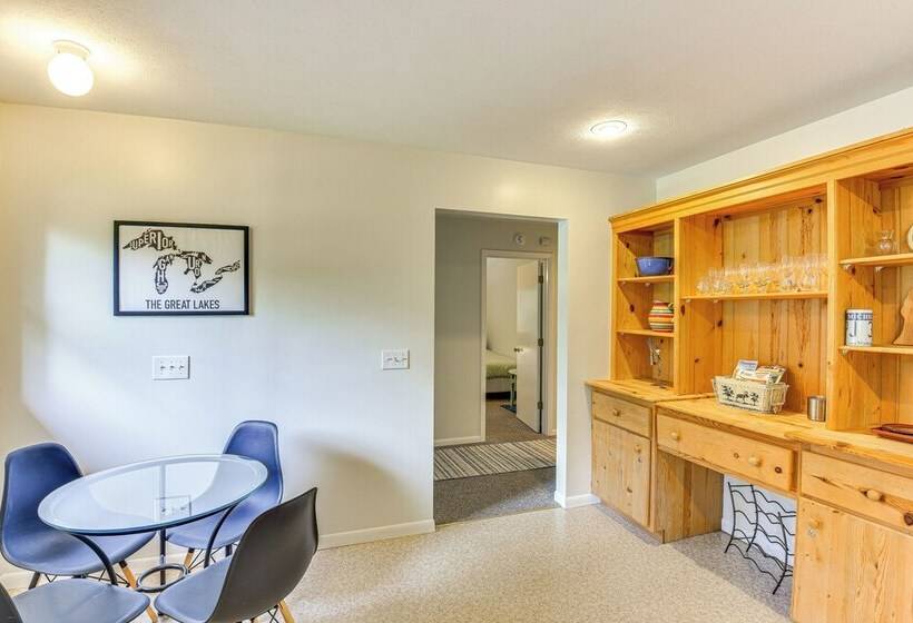 Charming Union Pier Home W/ Deck: Half Mi To Beach