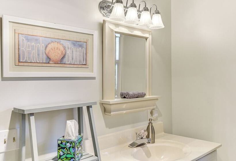 Charming Union Pier Home W/ Deck: Half Mi To Beach