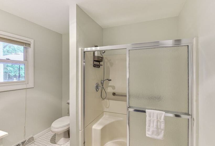 Charming Union Pier Home W/ Deck: Half Mi To Beach