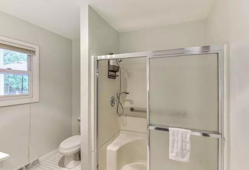 Charming Union Pier Home W/ Deck: Half Mi To Beach