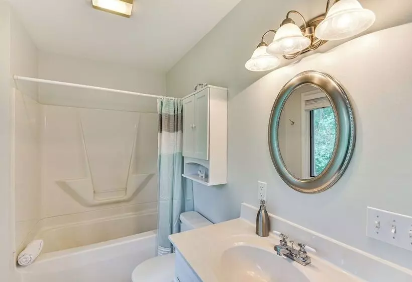 Charming Union Pier Home W/ Deck: Half Mi To Beach