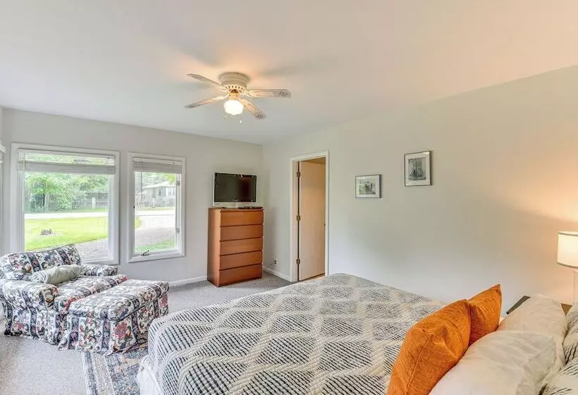 Charming Union Pier Home W/ Deck: Half Mi To Beach