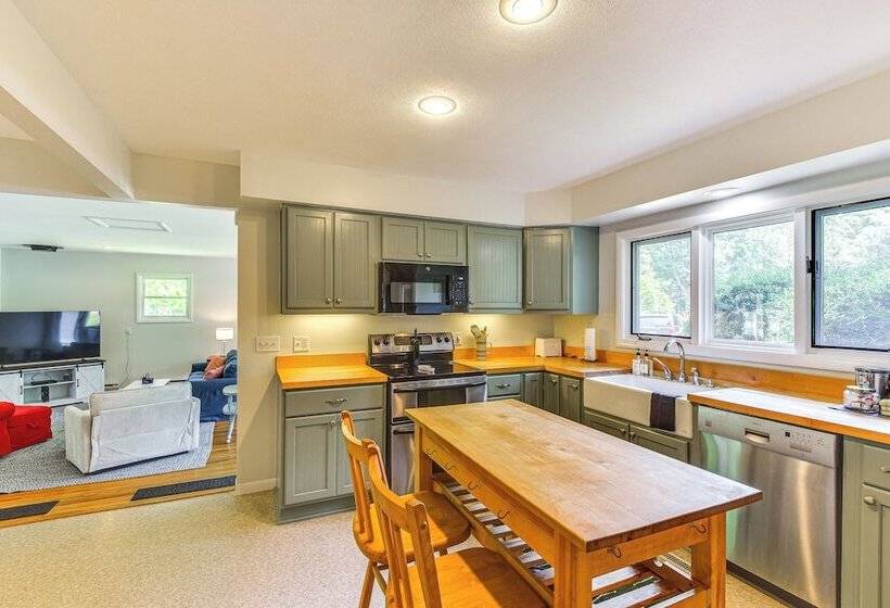 Charming Union Pier Home W/ Deck: Half Mi To Beach