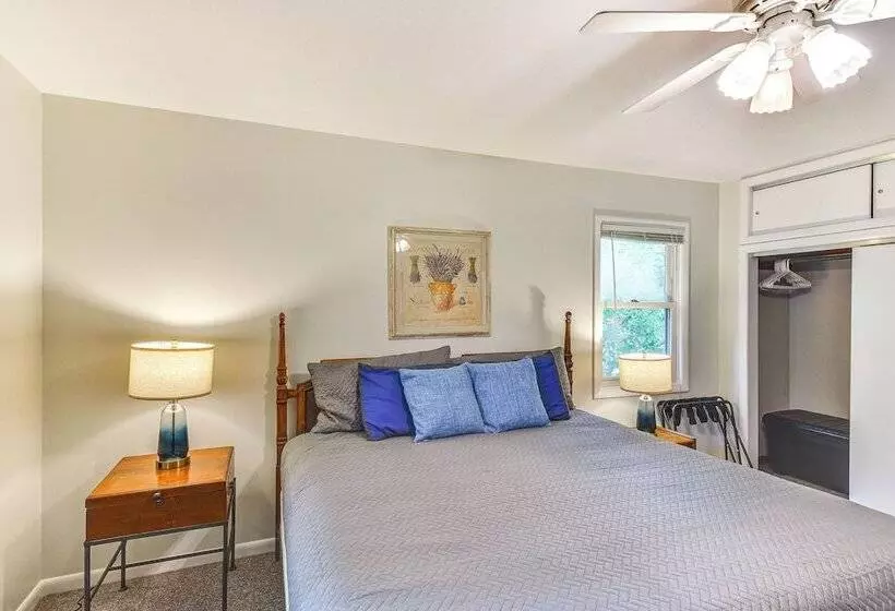 Charming Union Pier Home W/ Deck: Half Mi To Beach