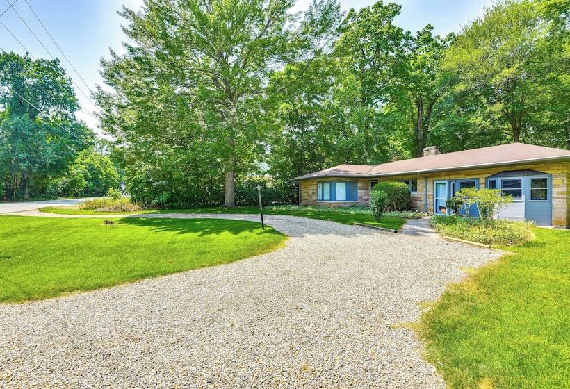 Charming Union Pier Home W/ Deck: Half Mi To Beach