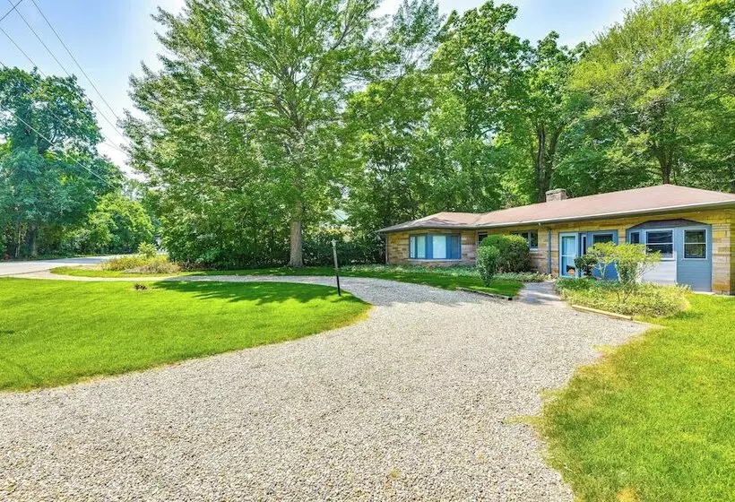 Charming Union Pier Home W/ Deck: Half Mi To Beach