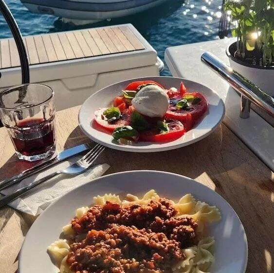 ホテル Dream Holiday On A Luxurious Sailing Yacht