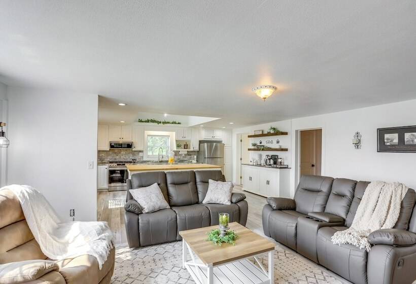 Ohio Farmhouse Retreat W/ Fire Pit & Patio