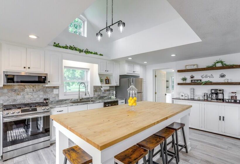 Ohio Farmhouse Retreat W/ Fire Pit & Patio