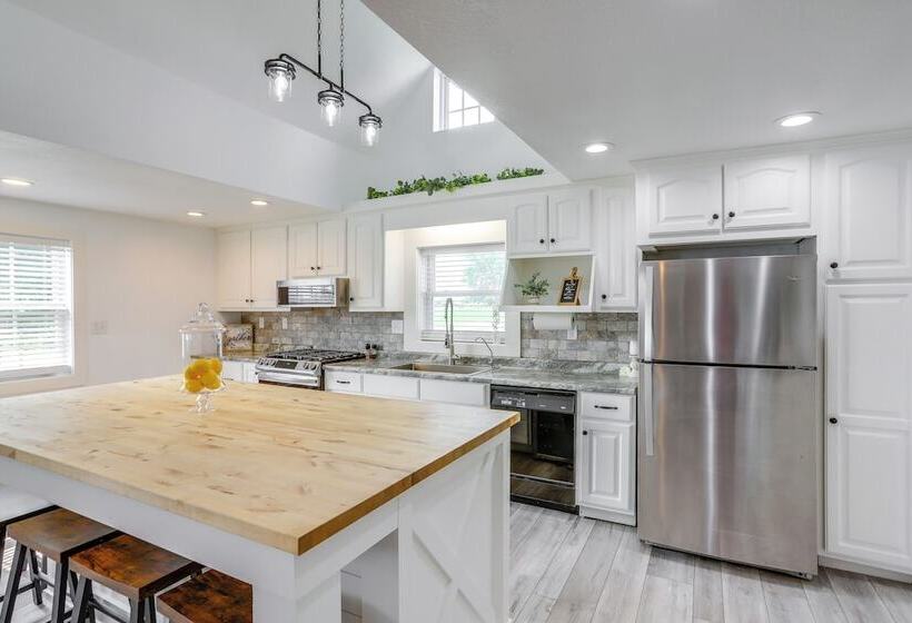 Ohio Farmhouse Retreat W/ Fire Pit & Patio