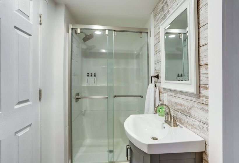 Ohio Farmhouse Retreat W/ Fire Pit & Patio