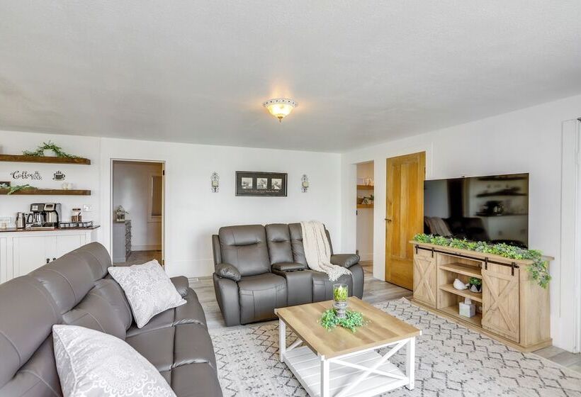 Ohio Farmhouse Retreat W/ Fire Pit & Patio