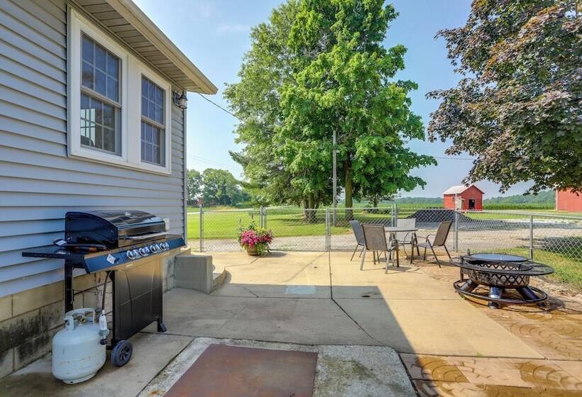 Ohio Farmhouse Retreat W/ Fire Pit & Patio