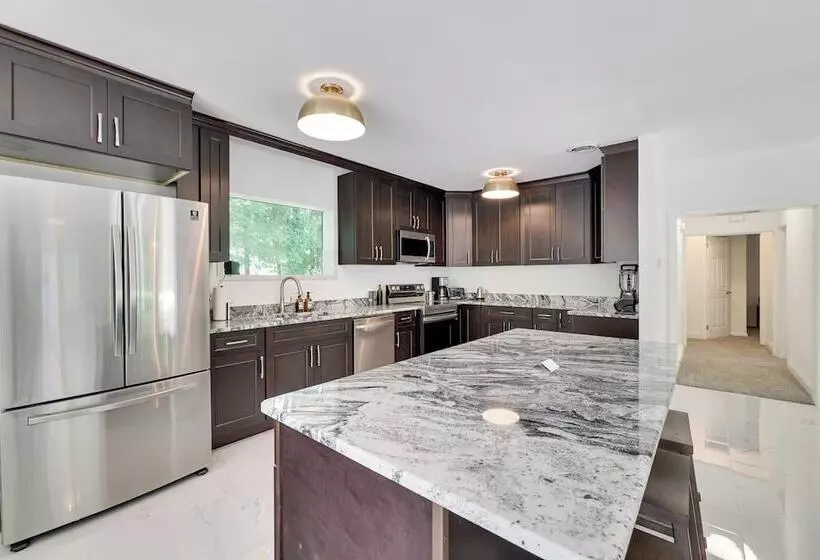 Paradise Retreat By Avantstay Pool, Hot Tub, & Game Room!