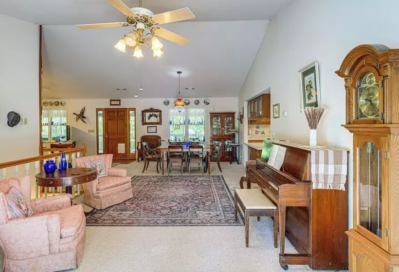 Peaceful Harrison Home W/ Porch & Grill!