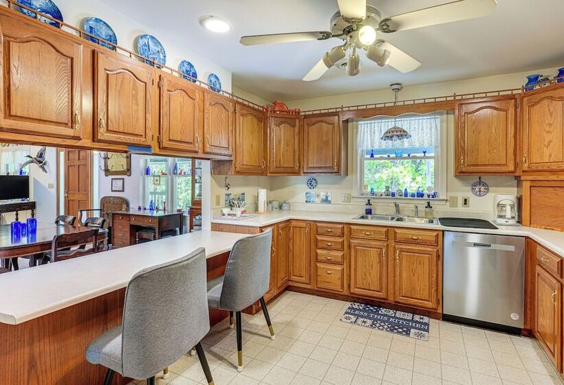 Peaceful Harrison Home W/ Porch & Grill!