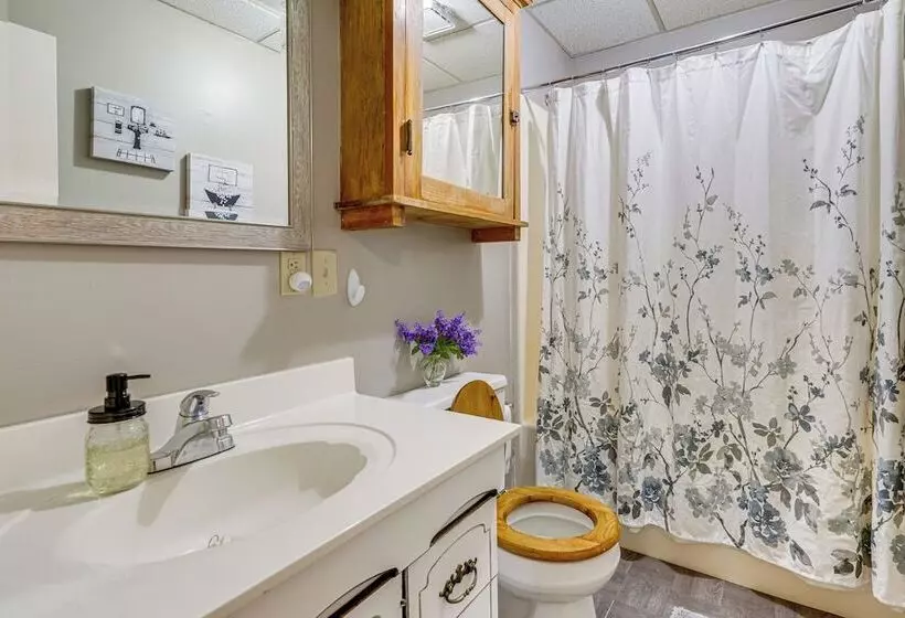 Peaceful Harrison Home W/ Porch & Grill!