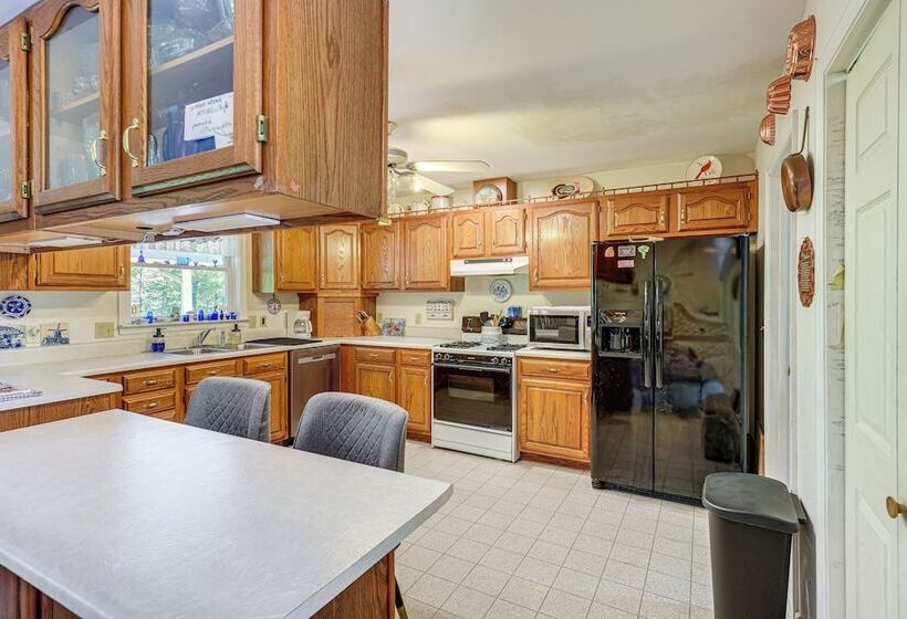 Peaceful Harrison Home W/ Porch & Grill!