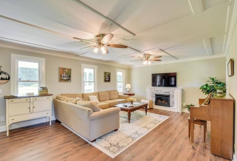 Home W/ Fire Pit On 27 Acres In Walhalla!