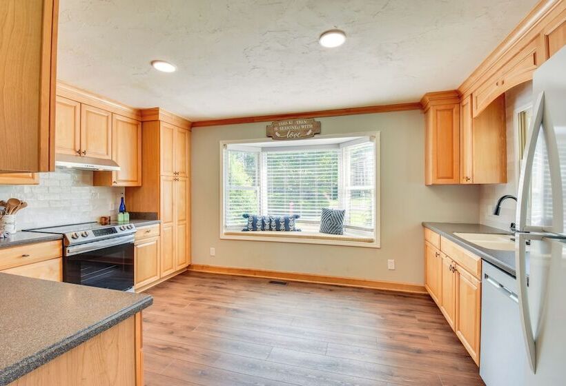 Home W/ Fire Pit On 27 Acres In Walhalla!