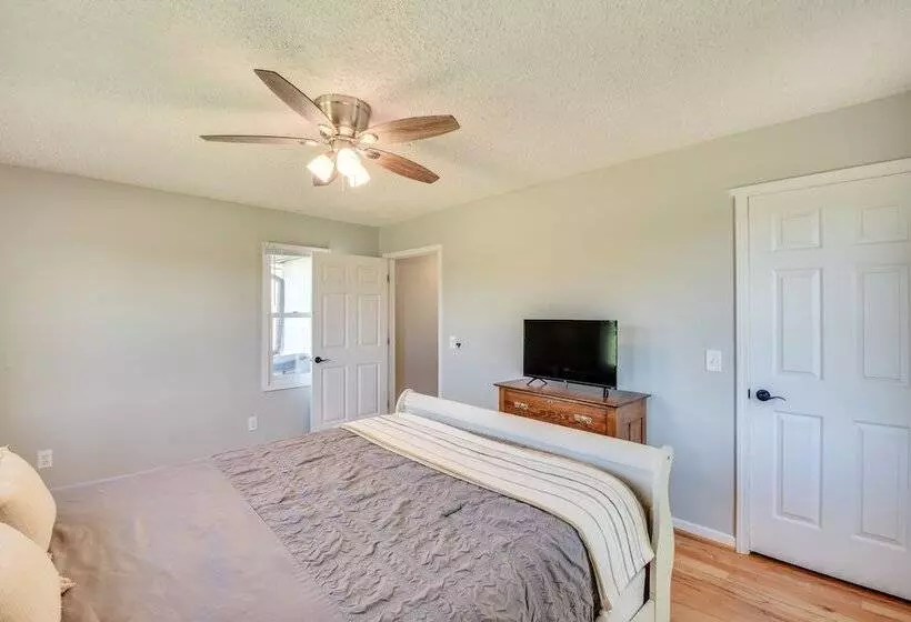 Home W/ Fire Pit On 27 Acres In Walhalla!