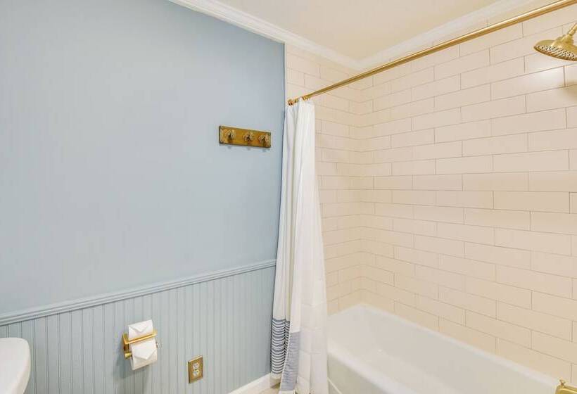 Home W/ Fire Pit On 27 Acres In Walhalla!