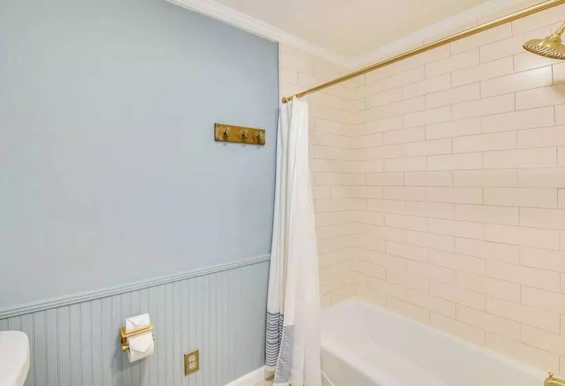 Home W/ Fire Pit On 27 Acres In Walhalla!