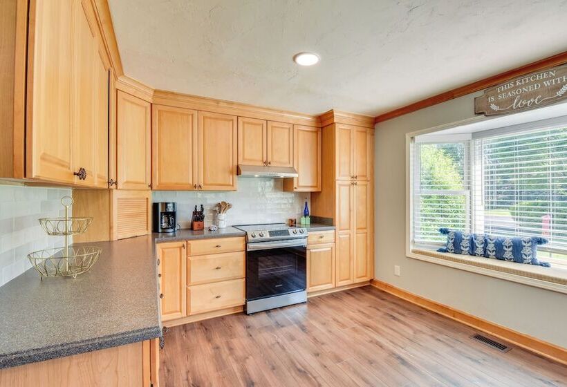 Home W/ Fire Pit On 27 Acres In Walhalla!