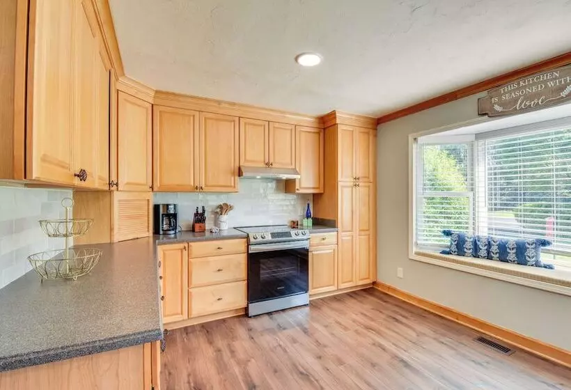 Home W/ Fire Pit On 27 Acres In Walhalla!