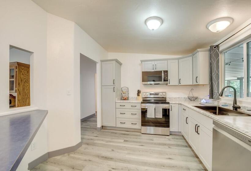 Pine Home W/ Decks & Grill < 1 Mi To Downtown!