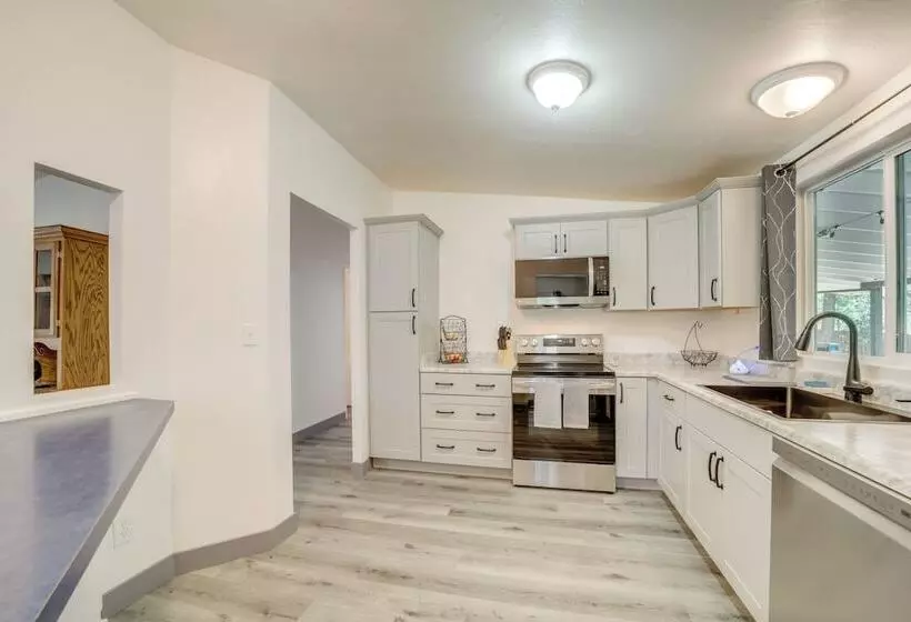 Pine Home W/ Decks & Grill < 1 Mi To Downtown!