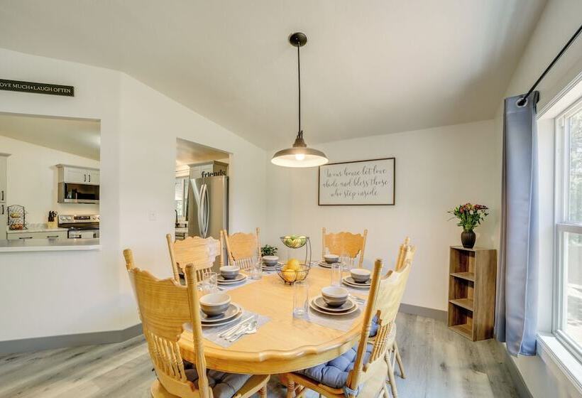 Pine Home W/ Decks & Grill < 1 Mi To Downtown!