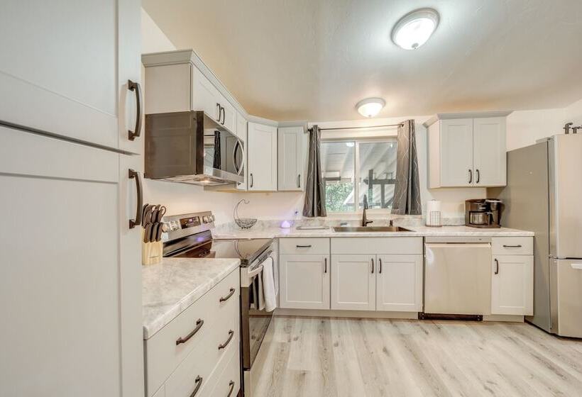 Pine Home W/ Decks & Grill < 1 Mi To Downtown!