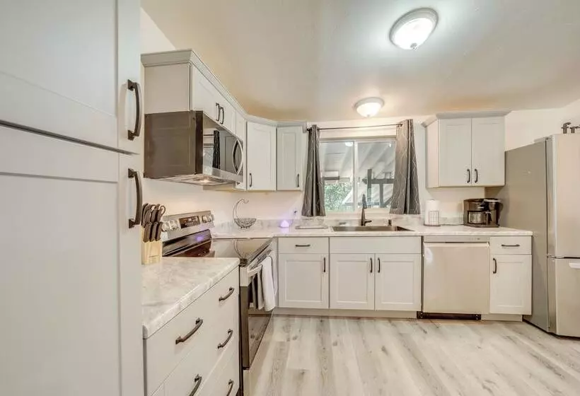 Pine Home W/ Decks & Grill < 1 Mi To Downtown!